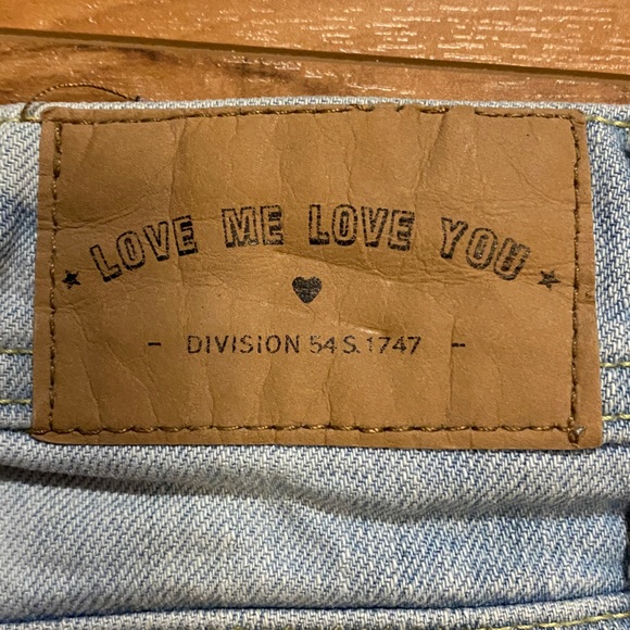 Women’s Light Wash Distressed Denim Shorts - Picture 4 of 4